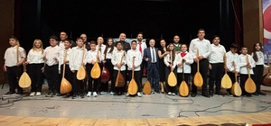 Bağlama kursiyerlerinden halk müziği konseri
