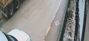 Çalışır halde bırakılan hafriyat kamyonu hareket edip kaldırımdaki yayaya çarptı; kaza kamerada