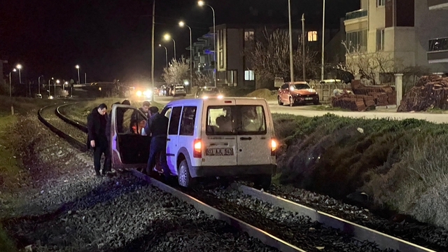 Yolu karıştırıp tren raylarına giren sürücünün tehlikeli anları