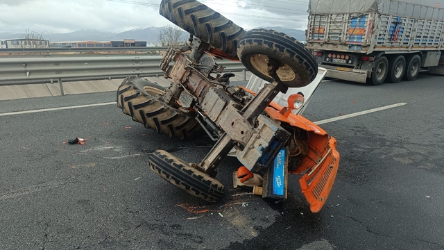 Konya'da devrilen traktörün sürücüsü yaralandı