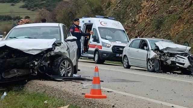 Eğirdir'de zincirleme kazada 3 kişi yaralandı