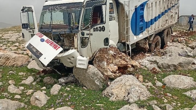 Diyarbakır'da freni boşan hafriyat kamyonu taşlara çarptı: 1 yaralı