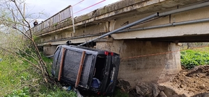 Kazada savrulan hafif ticari araç, dere yatağına uçtu: 4 yaralı