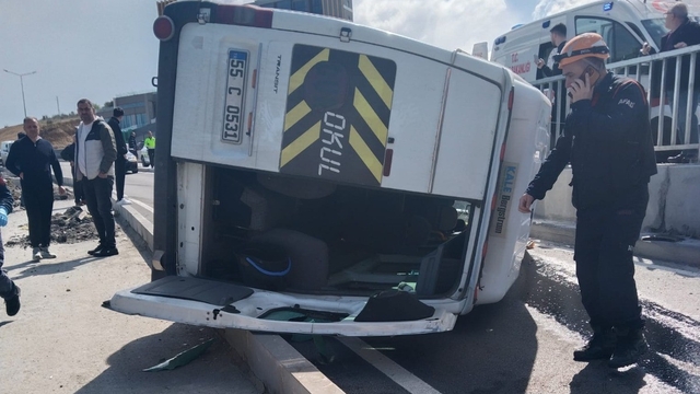 Devrilen minibüsün sürücüsü yaralandı