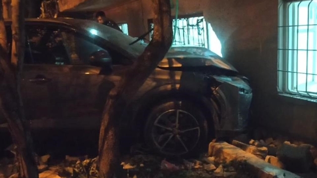 Kontrolden çıkan otomobil bahçe duvarını yıkarak eve çarptı: 1 yaralı