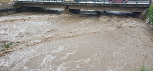 Tabakhane Deresi'nde sular yükseldi Yağmur suları dereyi coşturdu