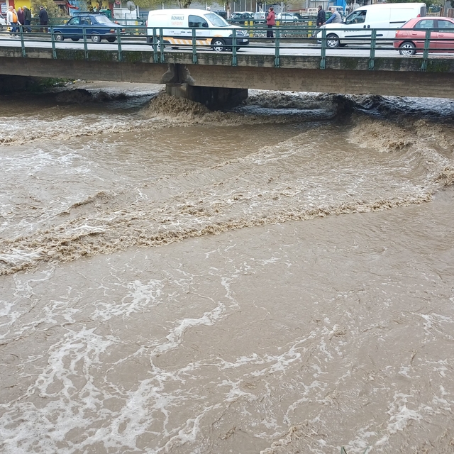 Tabakhane Deresi'nde sular yükseldi
Yağmur suları dereyi coşturdu