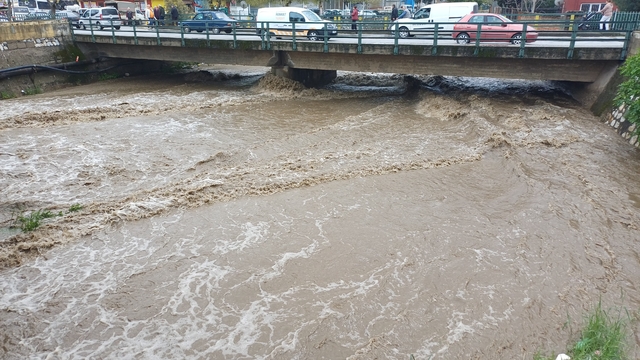 Tabakhane Deresi'nde sular yükseldi
Yağmur suları dereyi coşturdu