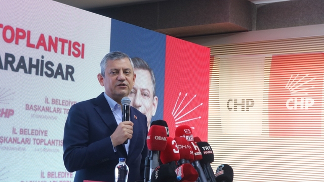 CHP Genel Başkanı Özgür Özel, Özkan Yalım'ın çekilen görüntüleri üzerinden iktidara yüklendi:
"Polis kamerasından paparazzi kamerası çıkarıp onu yandaş basına yolladılar"
