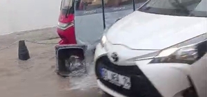 İzmir'de sağanak sokakları göle çevirdi