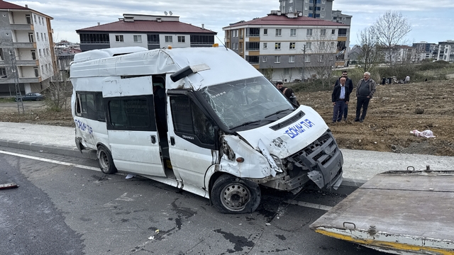 Samsun'da devrilen servis minibüsündeki 1 kişi yaralandı