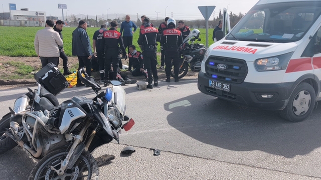 Kahramanmaraş'ta ehliyetsiz sürücü polislere çarptı: 2 polis yaralı
Ehliyetsiz sürücüye çeşitli suçlarından toplam 520 bin lira idari para cezası uygulandı