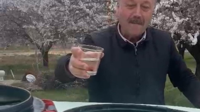 Kayısı bahçelerinde "zemzemli" ilaçlama