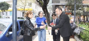 Ağrılılardan Manisa sokaklarında 404 karanfille kutlama