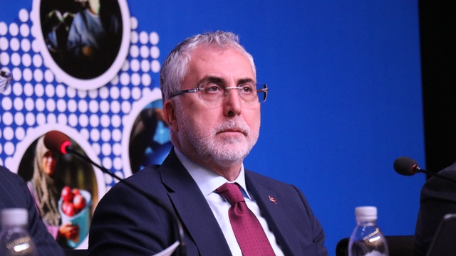 Bakan Işıkhan, gençleri heyecanlandıran müjdeleri ardı ardına verdi
Gençlerin ilk iş heyecanına devlet desteği
Bakan Işıkhan: "Başlattığımız program ile gençlik daha erken daha donanımlı çalışma hayatına katılacak"