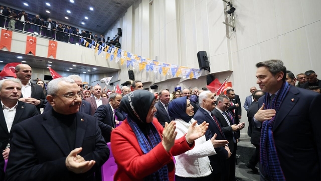 Bakan Bayraktar: "Biz gece gündüz petrol arıyoruz, doğalgaz arıyoruz"
"Şimdi yurt dışına açılıyoruz, yurt dışında da aramaya başladık"