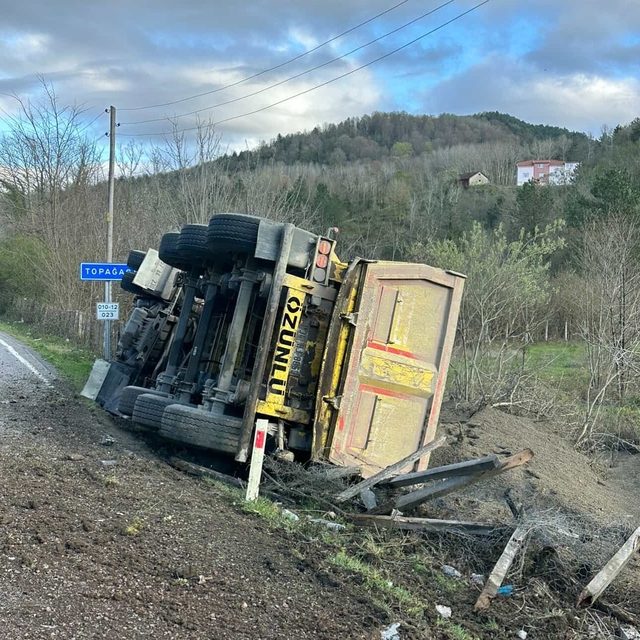 Sinop'ta kamyon devrildi: Sürücü yaralandı