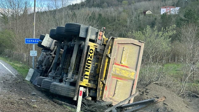 Sinop'ta kamyon devrildi: Sürücü yaralandı