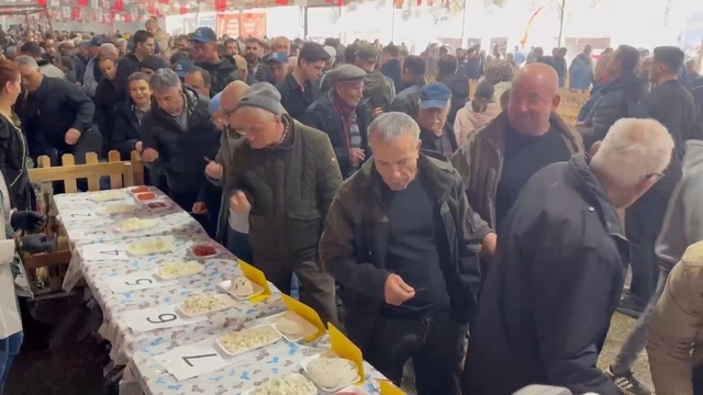 Halk jüri oldu, en iyi keçi peynirini vatandaş seçti
Tekirdağ'da keçi peynirleri yarıştı: En lezzetlisi halk oylarıyla seçildi
