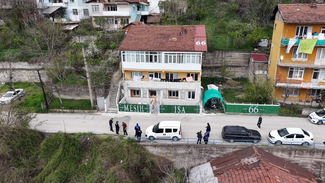 Evin çatısına ve önündeki çitlere yazılan yazılar ekipleri harekete geçirdi
Karabük'te kendisini "Mesih" ilan eden kişinin yazıları kaldırıldı