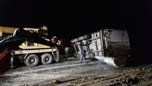 Kayan tır devrildi, Ankara-Tokat karayolu saatlerce ulaşıma kapandı