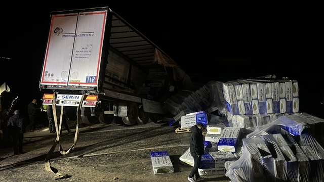 Çorum'da tırın devrilmesi sonucu Kırıkkale-Tokat kara yolu ulaşıma kapandı