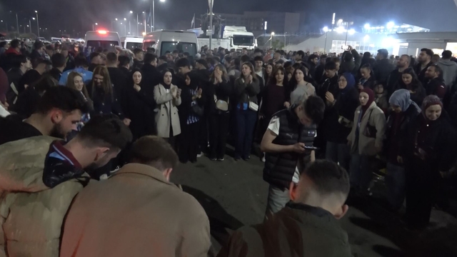 Trabzonsporlu taraftarlar Galatasaray galibiyetini kutladı