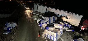 GÜNCELLEME - Çorum'da tırın devrilmesi sonucu kapanan Kırıkkale-Tokat kara yolu ulaşıma açıldı