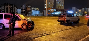 Hafif ticari araç arıza yapan minibüse arkadan çarptı: 1'i bebek 5 kişi yaralandı.