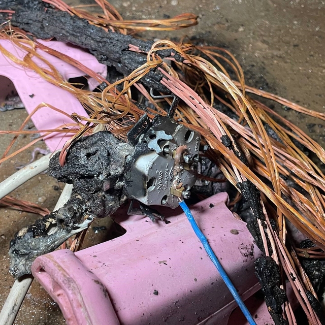 Yanan elektrik kablosu korkuttu