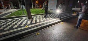 Karaman'da tüfekle rastgele ateş açıldı: Saçmalar otomobil ile binaya isabet etti