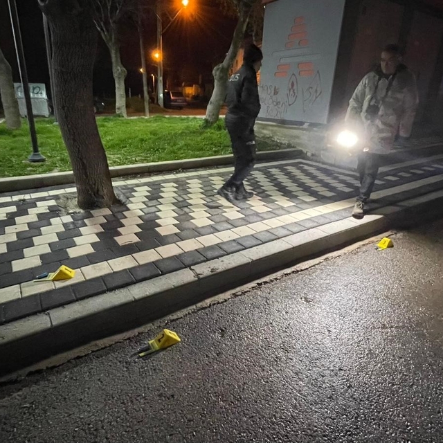 Karaman'da tüfekle rastgele ateş açıldı: Saçmalar otomobil ile binaya isabe...