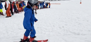 Kars'ın çocukları Nisan'da 2 metre kar üzerinde kayak öğreniyor
"Karın Yıld...