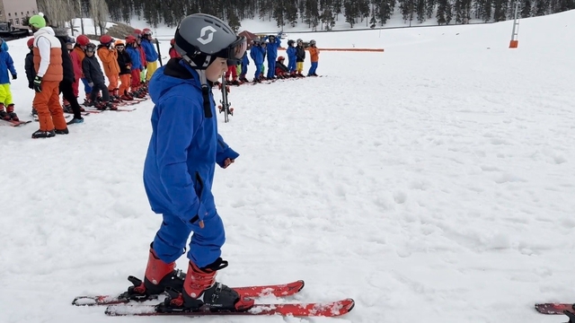 Kars'ın çocukları Nisan'da 2 metre kar üzerinde kayak öğreniyor
"Karın Yıldızları" Projesiyle geleceğin sporcuları Sarıkamış'ta yetişiyor
