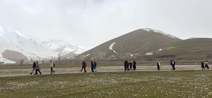 Üniversite öğrencilerinden çiğdemler arasında doğa yürüyüşü