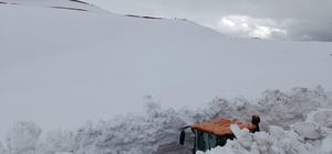 Erzincan'da 4 metreyi aşan karla mücadele