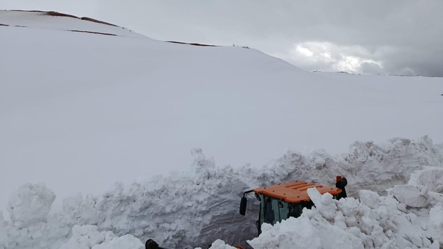 Erzincan'da 4 metreyi aşan karla mücadele
