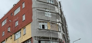 Iğdır'da binadaki dış cephe çalışmasında güvenlik ihmali