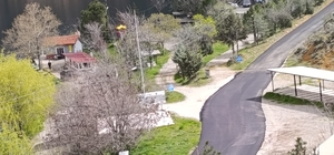 Nallıhan'da mesire yerinin yoluna sıcak asfalt serimi yapıldı