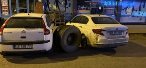 Kars'ta seyir halindeki kamyonun tekeri koptu: Park halindeki araçlar zarar...