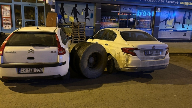 Kars'ta seyir halindeki kamyonun tekeri koptu: Park halindeki araçlar zarar gördü