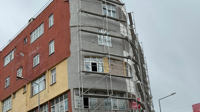 Iğdır'da binadaki dış cephe çalışmasında güvenlik ihmali