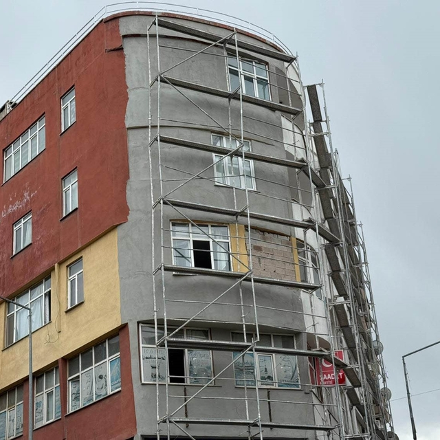 Iğdır'da binadaki dış cephe çalışmasında güvenlik ihmali