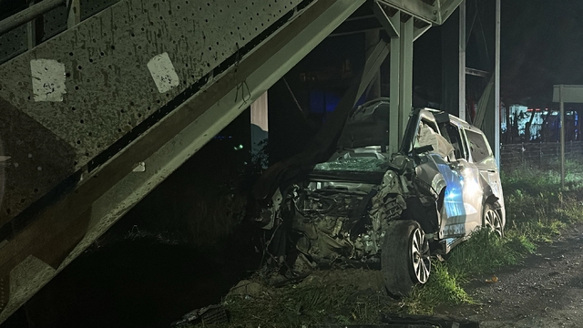 Samsun-Sinop yolunda üst geçit ayağına çarpan hafif ticari aracın sürücüsü öldü