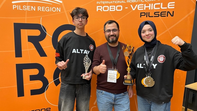 Meslek Lisesi'nde üretip, 'Altay' adını verdikleri otonom robotla dünya 2'ncisi oldular