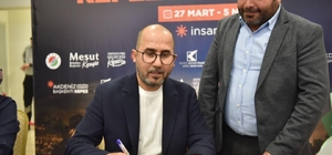 Kitabının satış geliri köy okulunun yapımına bağışlandı Kepez Kitap Fuarı’nda Yazar Hacı Yusuf Sayın, Zengibar’ın Gölgesi’ni tanıttı, gelirini köy okuluna bağışladı