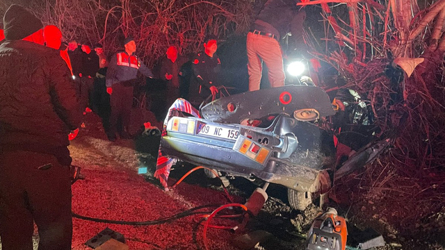 Otomobil ağaca çarptı: 2 ölü, 2 yaralı