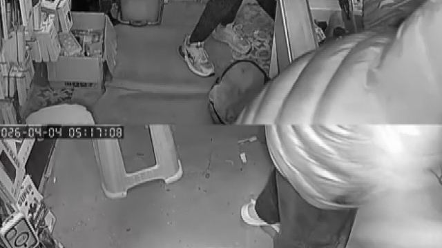 Hırsızın, arkadaşını 'sadece sıfır telefonları al' diyerek yönlendirdiği 150 bin TL'lik soygun kamerada