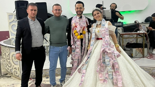Arkadaşlarından damada 'beşi bir yerde ayva'
Damada altın yerine ayva taktılar