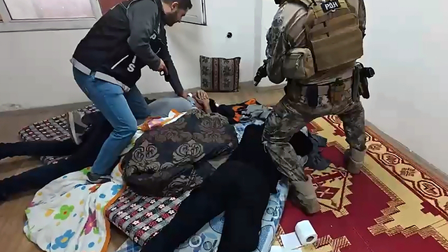 Uyuşturucu hap üretilen depoya operasyon: 9 gözaltı